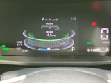 速度やシフト位置、燃料残量などがひとつの画面に集約され、運転中にも必要な情報を確認しやすい表示です。表示内容が整理され、日々の運転を支えます。