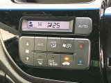 【オートエアコン】一度お好みの温度に設定すれば、車内の温度を検知し風量や温度を自動で調整。暑い&hellip;寒い&hellip;と何度もスイッチ操作をする必要はありません。快適な車内空間には必須の機能ですね♪