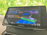 テレビ映像を表示でき、停車中の休憩時間にも視聴を楽しめます。画面に番組情報も表示されるため、移動中の視聴を想定せず、停車時のひとときに活用できます。