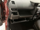 グローブボックスは余裕のある広さです!メンテナンスノートや車検証、ちょっとしたメモと筆記用具等を入れておくとあればもしもの時にも便利ですね。