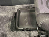 靴などが収納できる便利な助手席シートアンダートレイが付いてます