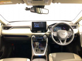シンプルで使いやすいコックピット。 視界性も良く、運転しやすいですよ。 スイッチ類も使いやすい場所に配置されています。