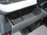 インストスライドボックス ティッシュボックスがまるまる一つ入るボックスです運転席からも開け閉め可能です