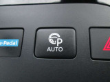 プロパイロットパーキングはスイッチを押しているだけで車が自動で駐車をしてくれる先進技術です