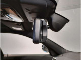 BMWではルームミラーの裏側にETCの車載器が内蔵されており、別途で車載器の購入必要なしで非常にスマート。皆様が驚かれるポイントのでもあります