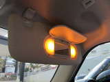 バニティミラー付きサンバイザーを運転席/助手席に装備。カバー部の開閉に合わせてライトが点灯します。