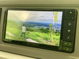 停車中にテレビ番組を視聴でき、休憩時間など車内で過ごすひとときに便利です。画面まわりのボタンから操作しやすく、日常の待ち時間にも活用いただけます。
