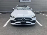 フロントグリル中央に大きく輝くスリーポインテッドスター。メルセデスならではのステータスを強く感じる事ができます。