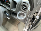 乗車中にホッと一息、ドリンクホルダーもありますよ!ドリンクだけでなく小物類も収納できますよ