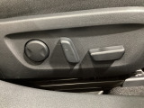 運転席にはパワーシートを装備!シート位置を記憶するメモリー機能付きなのでご夫婦で2名分セットすると便利です♪