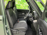 運転席まわりは前方の視界が広く、シートに腰掛けた際も周囲を見渡しやすい印象です。座面や背もたれには落ち着いた色合いの表皮が用いられ、清潔感のある室内空間です。