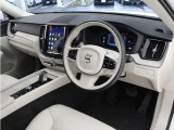 インストルメントパネルは僅かに運転席側へと傾けられているほか、余計なスイッチ類を可能な限り排し、運転に集中しやすい環境を造り出しています。