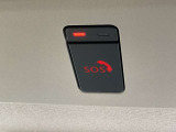 【SOSコール】急病時や危険を感じた時、SOSコールスイッチを押すと専門のオペレーターに繋がって警察や消防への連携をサポートしてくれます。また、万が一の事故発生時にはエアバック展開と連動して自動通報します。