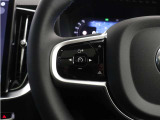 前方車を自動追従するアダプティブクルーズコントロールに加え、ステアリング操舵も行う進化型クルーズ『パイロットアシスト』を搭載。車体を車線内へと適正に維持しつつ先行車を忠実に追従します。