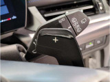 運転中にもオーディオの音量やFMの切り替えなどステアリングでの操作で切り替え可能なため、ステアリングから手を放す必要がない為、運転中でも操作が簡単でございます。