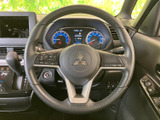 手元には複数のスイッチが配され、運転姿勢を大きく変えずに各種操作へアクセスできます。メーターとの位置関係も分かりやすく、日々の運転をサポートします。