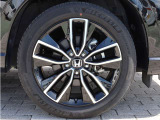 タイヤサイズは、225/50R18です。高品質でデザインにも優れている純正アルミホイールが装備され、スポーティーな雰囲気を演出しています。