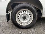 タイヤサイズは、145/80R12 です。