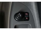 狭い場所も苦になりません。電動格納ドアミラー装備。