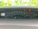 速度計やシフト位置などを運転席から確認しやすい配置で、必要な情報を把握しやすく、日々の運転を落ち着いてサポート。視線の移動も抑えやすいレイアウトです。