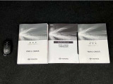 キーを取り出さずにドアを施錠&解錠。クルマの始動も可能です。  メンテナンスノート、各取扱説明書。