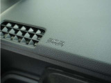 ◆助手席エアバッグ◆SRSエアバッグは、シートベルトだけでは防ぎきれない衝突時の衝撃から乗員を守るための安全装置。衝突時に瞬時に膨らみ、頭部や胸部がダッシュボードに直接衝突するのを防ぎます。