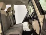 女性でも運転がしやすいように、シートの高さ調整機能(シートリフター)がついています。運転席と助手席の間が空いている為、助手席側への移動がスムーズです。交通量の多い道でも助手席側から乗り降りができます。
