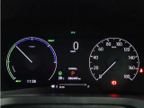 運転時の視界周辺の見やすい位置にメーターをレイアウト。視線の流れを断ち切らない、ストレスフリーで美しい運転動作を可能にします。またマルチインフォメーションディスプレイで、様々な情報が確認できます。