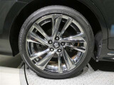 純正のアルミホイール装着車です 純正は車両デザインに合わせてデザインしてありますのでクルマとのデザインマッチングは秀逸です