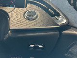 パワーシートの操作は、スイッチがシートの形状をしておりますので、ダイレクトに調節が可能でございます。