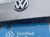 バックカメラはリアゲートのVWエンブレムの下に配備されています。