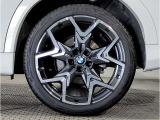【BMWアロイホイル】軽量かつ強度に拘ったアロイホイル。走行性能ポテンシャルを引き出す設計。車の足元を引き締めてくれる大きなポイントはアロイホイルです。