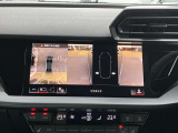 サラウンドビューカメラ装備 車両の4つのカメラから得た映像を合成し、上空から眺めているような映像をモニターに映し出します。車両周辺の歩行者や障害物などの発見に役立ちます。