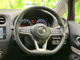 握りやすい形状で、運転席からメーター類も見渡しやすい配置です。手元にはスイッチ類も備わり、運転中に視線を大きく移さず扱えるので、毎日の移動を快適にサポートします。