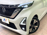 【LEDヘッドライト】悪天候や夜間走行時も良好な視界を確保し安心して運転できる高輝度LEDヘッドライトを装備!点灯速度が早く、消費電力も抑えられています。