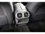 運転席、助手席で独立して温度設定が可能。室温や外気温の変化に応じて、設定に合わせた温度と風量を自動的に調整します。