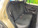 広々とした2列目シートは居住性が高く、居心地も快適!友達や家族とのお出かけにぴったりです。ベビーシートやチャイルドシート使用時も快適にお過ごしいただける十分な空間を確保しています。