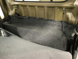 シートの後ろには手荷物や仕事道具の置き場に便意なスペースが確保されています