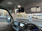 サンバイザーの裏には小型のミラーがあり、身だしなみのチェックも簡単です。
