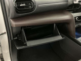 グローブボックスは余裕のある広さです!メンテナンスノートや車検証、ちょっとしたメモと筆記用具等を入れておくとあればもしもの時にも便利ですね。