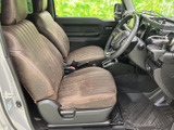 前席は座面と背もたれにゆとりを感じる形状で、運転席から前方を見渡しやすい配置です。ドア内側や足元も確認しやすく、乗り降りから着座までの動作をイメージできます。
