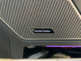 ハーマンカードンサウンドシステム:ハイレベルなサウンドを生み出すスピーカーシステム。サラウンドサウンド効果を実現。