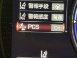 プリクラッシュセーフティーです。カメラとレーダーで自車前方の車両を検知しブザーとディスプレイで注意喚起しブレーキをアシスト、またはブレーキがかかり衝突回避か緩和をします。