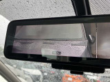 【インテリジェントルームミラー】車両後方のカメラ映像がミラー(液晶画面)に写るので、後席の人や荷物が写りこみません。夜間や悪天候でも視界が良好です♪