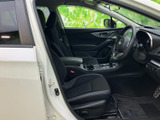 運転席まわりまで見渡しやすく、前席に座った際も視界が広がります。落ち着いた色合いで統一された室内は、日々の移動にもなじみやすい雰囲気です。
