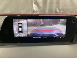 360度モニターは、4つのカメラによる前後左右・俯瞰映像でドライバーからは見えない領域の危険認知をサポート!全周囲の死角を減らし、狭い駐車場や幅寄せ、T字路の進入などの運転の安心感を高めます!
