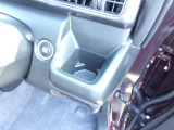 運転席と助手席には、カップホルダーが装備されています。
