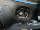 ステアリングボタンは、使いやすいデザインでございます。ステアリング付近のレバーや、ステアリングボタンで追従機能の操作も可能でございます。