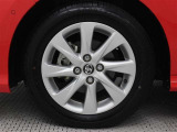 純正15インチアルミホイールを装着しています。タイヤサイズ185/60R15