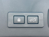 【パワーバックドア】スマートキーや運転席のボタンを押すだけでリアゲートが自動で開閉します!荷物を持っている時や、高い位置にあるバックドアを閉める際に便利な機能です♪